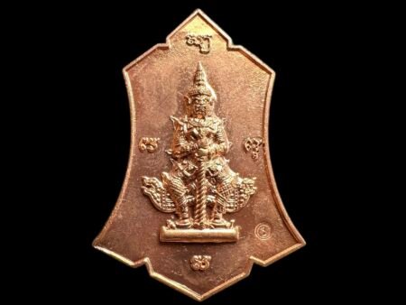 龙婆乌冬2562年鬼王夜叉 论起泰南有法术学院少林寺WatKhaoOr、在泰中的古城阿育他亚也有一座古寺是历代出法术名师、这座历史悠久古寺就是牌仙及修行者们公认的习法寺Wat Pradu Songtham寺，传承于此寺法迈的名师历代不绝、比如全泰五大自身之一瓦帕様寺龙婆敢（当今的龙婆瑞、阿赞兴都是这一迈系），皇帝寺龙普tiam、阿赞抛、Watsakae 龙婆习（see）、龙婆笃等。今天我们要聊的这一位海内外玩牌偕认知的牌仙Boy他帕占、大胡子主席都相当认可的高僧——龙婆乌冬，师傅是目前唯一一位掌握WatPradusongtham这一法脉最全的在世高僧,这就不难看出为啥大小牌仙都十分信仰师傅了吧。出生于佛历2479年今年已八十五岁高龄、修为好传承好出牌量不大、市场没得炒作故名气只停留于真正喜欢钻研佛牌群体。此期鬼王主要以好运降临为主、让主人一直有好运气伴随、求财得财、运势上扬；平安避凶险。