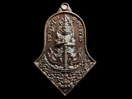 2565年鬼王夜叉天神（龙婆易亲制模板）由龙婆易（Luang Phor Yit）亲督模板，专为助力瓦旺寺筹资建设而制。大师以无边慈悲心，化缘为福，将佛法威能与信众善念熔铸于牌中，每一尊皆是信仰与功德的结晶！正面鬼王夜叉天神震慑邪祟、破除厄运、护身保平安，权威凛然，万魔不侵！ 而背面是邦巴杆必达佛招财纳福、贵人扶持、挡灾避险，圆满世间福慧！