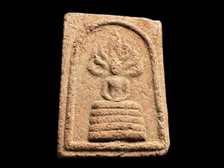 拍婴王龙婆列2536年开运七龙佛、七龙佛的传说，与佛陀释迦牟尼的修行历程紧密相连 。在佛陀尚未成道之前，有一天，他在湖边的菩提树下进行禅修，试图通过冥想和沉思，寻求解脱世间苦难的真谛 。然而，他的修行之路并非一帆风顺，魔罗为了阻止他悟道，施展法术，一时间天地变色，狂风暴雨肆虐，环境变得异常恶劣 。就在这危急时刻，印度三大主神之一的湿婆神，目睹魔罗的恶行，心生怜悯，立刻派遣他的七龙王（蛇神）下凡保护佛陀 。七龙王来到佛陀身边后，不仅与魔罗展开激烈斗法，还以自身身躯化作一道七彩保护伞，环绕在佛陀身旁，为他遮风挡雨，让佛陀得以在恶劣的环境中继续专注于禅修 。七龙佛的法相十分独特，正面以佛祖（未成佛陀前）禅修的形象为主 。佛祖面容祥和，双目微闭，神态宁静，展现出超凡的定力和智慧 。他端坐在莲花座上，身姿端正，双手结禅定印，仿佛沉浸在深邃的修行境界之中 。整个法相造型优美，充满了神圣而庄严的气息，将禅定与守护的元素完美融合，寓意着在佛法的庇佑下，信徒能够抵御一切外界的干扰和侵害，保持内心的宁静与平和 。