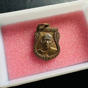 【龙婆瑞2554年祝你好运自身】红铜舍玛版本、这一期是师傅当时精神还很好阶段加持的、很值得佩戴。此期得名源于龙婆瑞的亲赐祝福、泰语原名遮冷棚，直译为愿顺遂前行，寄托了师傅对信众事业腾达、家宅兴旺、人生步步高升的深切期许。背面独特的招财鸡图腾更是画龙点睛，既是龙婆瑞生肖的象征又暗合吉（鸡）运亨通的祥瑞寓意。破除阻滞，助缘贵人 、财源广进、随身佩戴平安护持如师常随的消灾屏障 。