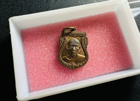 【龙婆瑞2554年祝你好运自身】红铜舍玛版本、这一期是师傅当时精神还很好阶段加持的、很值得佩戴。此期得名源于龙婆瑞的亲赐祝福、泰语原名遮冷棚，直译为愿顺遂前行，寄托了师傅对信众事业腾达、家宅兴旺、人生步步高升的深切期许。背面独特的招财鸡图腾更是画龙点睛，既是龙婆瑞生肖的象征又暗合吉（鸡）运亨通的祥瑞寓意。破除阻滞，助缘贵人 、财源广进、随身佩戴平安护持如师常随的消灾屏障 。