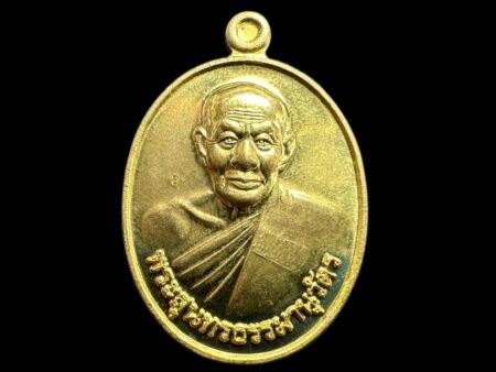 【龙婆耶2557年自身】因为佩戴方便都跑去结缘师傅的法镯、即时师傅的自身牌在当地才是王者。龙婆耶的僧侣生涯可用一路步步高升来形容、14出家为小沙弥、20岁正式剃度为僧，26岁就已担任大城府大庙瓦排龙寺的住持；40岁任职县僧务长，41岁被授予为戒师，74岁生为古城大城府的副僧务长，75岁正式被皇室授予昭坤，80岁为大城府的僧长顾问。圆寂至今已有第8个年，金身还供在寺庙给予众信朝拜。 在海外嫌少人知道龙婆耶是师承Wat Pak Khlong Makham Thao全泰法术第一的龙婆蜀这一法脉、当时是跟瓦诺卡甲寺龙婆坎修研龙婆蜀法门。所以很多人都只玩播求同款法镯、我们知道龙婆蜀最牛逼就是修行 风、水、火、土四种属性法术的版结合、而且每一项都是能修成变相出来可以给人亲眼目睹。这四种属性修成后可平衡人的磁场精神气及个人命里欠缺的因素还有运势的能力；比如缺贵人支持、缺人缘的扶持、当官缺一丢丢官运无法升职的、缺啥补啥让佩戴者能感觉到一切都在有改变、做事很顺利！那到底龙婆耶是否有修成这四元素的融合🉑️看看师傅一路过来这么顺畅的晋升、肯定得先把自己调整好才能去渡更多的人；这也是当地人所追捧的最大因素。