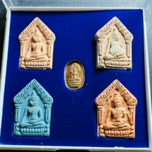 2562年龙婆棉坤平套装、此期佛牌名师傅取名叫发发发；背面为Na Ook deak、直译就是胸列心碎。在龙婆撒空的坤平系列中有一款坤平也是同个法门制作的心型坤平。此法门有着极强的人缘、魅力，不仅仅是获得人类关系这块的支持和拥护爱戴、天神也会同等的支持和给予保护；故容易来钱财容易发财。龙婆棉是近代素林府非常知名的柬埔寨籍法术高僧。之所以如此有名且厉害，这是因为其法术脉流大部分皆来自多位近代柬埔寨地区最厉害的法术高僧。甚至连师父的祖父与外公，就是当地法术高强的阿赞。也因为这样的家学渊源，因此使得师父在出家前已经成为了一位非常厉害的阿赞！后来师父觉得，厉害的法术亦须辅以慈悲的佛法，因此毅然决然的决定出家为僧。今年已86岁。