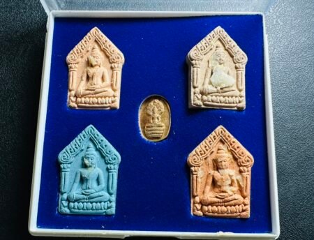 2562年龙婆棉坤平套装、此期佛牌名师傅取名叫发发发；背面为Na Ook deak、直译就是胸列心碎。在龙婆撒空的坤平系列中有一款坤平也是同个法门制作的心型坤平。此法门有着极强的人缘、魅力，不仅仅是获得人类关系这块的支持和拥护爱戴、天神也会同等的支持和给予保护；故容易来钱财容易发财。龙婆棉是近代素林府非常知名的柬埔寨籍法术高僧。之所以如此有名且厉害，这是因为其法术脉流大部分皆来自多位近代柬埔寨地区最厉害的法术高僧。甚至连师父的祖父与外公，就是当地法术高强的阿赞。也因为这样的家学渊源，因此使得师父在出家前已经成为了一位非常厉害的阿赞！后来师父觉得，厉害的法术亦须辅以慈悲的佛法，因此毅然决然的决定出家为僧。今年已86岁。