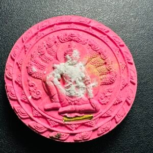 【2550年瓦诺寺泽度金大佛塔纪念版】 正面为庄严泽度金天神，由龙神盘旋守护，象征无上权威与祛厄挡煞，助佩戴者破除障碍、招聚财运； 背面镌刻拉祜十二生肖图腾，融合民族智慧与天地灵气，圆满生肖运势，庇佑健康平安、家宅兴旺。虔诚佩戴者得泽度金护法龙神庇佑，十二生肖磁场加持，助生活顺遂，福德圆满！