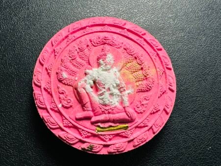 【2550年瓦诺寺泽度金大佛塔纪念版】 正面为庄严泽度金天神，由龙神盘旋守护，象征无上权威与祛厄挡煞，助佩戴者破除障碍、招聚财运； 背面镌刻拉祜十二生肖图腾，融合民族智慧与天地灵气，圆满生肖运势，庇佑健康平安、家宅兴旺。虔诚佩戴者得泽度金护法龙神庇佑，十二生肖磁场加持，助生活顺遂，福德圆满！