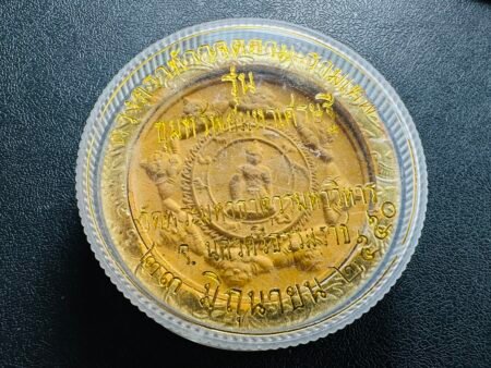 【2550年好运连连泽度金】其正面为八方拉祜天神守护泽度金，象征无死角的守护，助佩戴者避开灾厄、招财纳福；背面则是莲花星期守护神，对应生辰星期，强化个人运势，寓意清净与吉祥。 泽度金被誉为“速报菩萨，以灵验著称，而此版本融合天神护法与莲花智慧，既保平安，又助事业顺遂。信徒相信，诚心供奉者能得贵人扶持、远离是非，生活如莲花般纯净圆满。