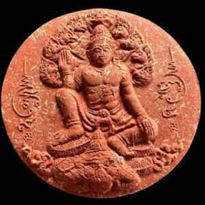 【2550年亿万富翁之王泽度金】 财富与信仰的象征的一期牌，正面展现泽度金威严骑乘拉祜天神，象征无上权力与天界庇佑；背面则镌刻泽度金庙大佛塔地标，彰显其宗教影响力与财富根基、传说持有者能获得泽度金的商业智慧与天神祝福。