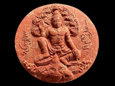 【2550年亿万富翁之王泽度金】 财富与信仰的象征的一期牌，正面展现泽度金威严骑乘拉祜天神，象征无上权力与天界庇佑；背面则镌刻泽度金庙大佛塔地标，彰显其宗教影响力与财富根基、传说持有者能获得泽度金的商业智慧与天神祝福。