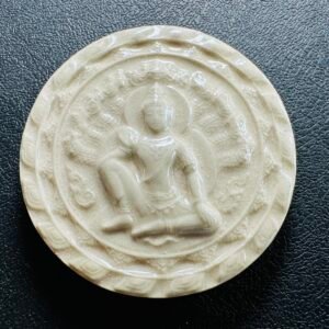 【2550年瓦诺寺泽度金大佛塔纪念版】 正面为庄严泽度金天神，由龙神盘旋守护，象征无上权威与祛厄挡煞，助佩戴者破除障碍、招聚财运； 背面镌刻拉祜十二生肖图腾，融合民族智慧与天地灵气，圆满生肖运势，庇佑健康平安、家宅兴旺。虔诚佩戴者得泽度金护法龙神庇佑，十二生肖磁场加持，助生活顺遂，福德圆满！