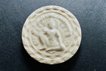 【2550年瓦诺寺泽度金大佛塔纪念版】 正面为庄严泽度金天神，由龙神盘旋守护，象征无上权威与祛厄挡煞，助佩戴者破除障碍、招聚财运； 背面镌刻拉祜十二生肖图腾，融合民族智慧与天地灵气，圆满生肖运势，庇佑健康平安、家宅兴旺。虔诚佩戴者得泽度金护法龙神庇佑，十二生肖磁场加持，助生活顺遂，福德圆满！