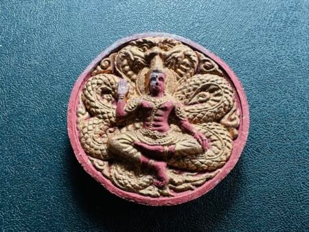 【2550年招财吸金泽度金】รุ่นกวักเงิน เรียกทอง 此期发行于泽度金原庙、以其独特法相与强大招财效力成为收藏界珍宝。此期法相尤为霸气，泽度金以经典招财手势呈现，掌心汇聚财富能量，象征吸纳四方财运，凌厉的眼神与威严的姿态彰显其庇佑信众、破除障碍的愿力。背面是泽度金庙地标大佛塔坐标，既强化了与圣地的灵力连结，也暗喻”财富之路有神指引”的深意。融入了庙方秘传招财经咒与高僧加持的圣料，尤其适合经商人士佩戴，助旺正偏财运，化解小人，被誉为”移动的财富保险箱”。