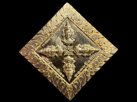 督造于佛历2558年瓦播玛龙翁佛寺的四面神，由皇家御用僧侣帕阿赞玛哈本能加持。师傅是龙婆耶门下最得意的弟子；15岁出家为小沙弥、20岁由龙婆耶作为戒师剃度为僧、24岁就取得了巴利语考级的最高级九级、十世王亲自御赐宝扇。除了在龙婆耶门下学习到了Wat Pak Khlong Makham Thao龙婆蜀这一法迈的佛牌加持精髓；还亲自拜师已圆寂龙婆喷学习金莲花符管制作、还有师承瓦帕漾寺龙婆klan法脉经瓦帕漾寺龙婆查能研习；还有跟着瓦考胶龙婆查岸学习灭魔刀制作；在当地有着“神童、白象”美称。 为什么四面神拥有那么多信仰者，因为掌握人间荣华富贵的神灵。只要虔诚信仰我、主人要财富就给打开财路创造更多进钱财机会，需要添子就给送子。四面神四个面孔代‍表守护观望世间四个方向，其八耳是用͏来听͏取来自各 方不同的求援⁡声⁡，总来⁢说⁢四⁢面神⁡是⁡一位眼‍观‍四͏方 耳听 八面、闻声⁢而⁢渡人求难的慈悲‪天王。