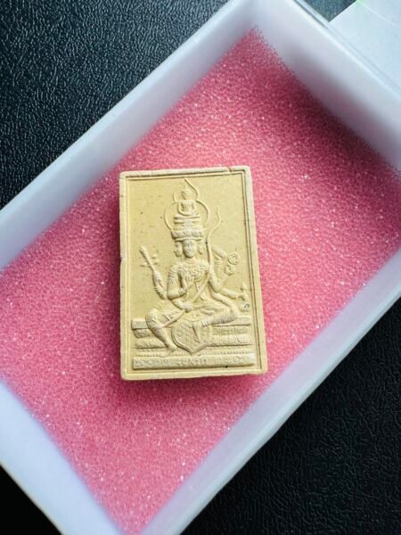 龙婆卡贤 四面神 2536年 （29年的老牌） 四面神， 人称“有求必应”🙏 四面分别代表爱情、事业、健康与财运，掌管人间的一切事务，是泰国香火最旺的佛牌之一。对信奉佛教的人来说，到曼谷来不拜四面神，就如入庙不拜佛一样，是一件不可想象的事。四面神的灵验超乎寻常，因此，有些游客为了在四面神前许誓还愿而多次往返泰国，更有许多世界各地影视明星，年年都来泰国膜拜四面神，可见四面神的魅力。用一句话来概括四面神佛牌的功效，就是“有求必应”！