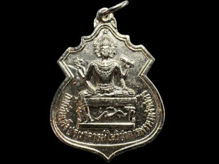 【2529年阿赞通添加持的四面神】在 2500 年的时代，阿赞通添是一位备受尊敬的四面神大师。他以其与四面神的独特沟通能力而闻名，被人们请来为商场、大楼和住宅安置四面神神坛并举行仪式。 然而，阿赞通添有着一番肺腑之言：“我们作为一名师傅，如果自己都无法让自己发财，又如何去帮助他人发财呢？”这句话深深地触动了人们的内心。 阿赞通添的观点并非出于自私，而是基于他对财富和修行的深刻理解。他明白，财富并非仅仅是物质的积累，更是一种内心的富足和智慧的体现。如果一个人无法在自身的修行中获得财富的智慧，又怎能真正帮助他人实现财富的增长呢？ 阿赞通添通过与四面神的沟通，领悟到财富的真正含义。他认为，财富不仅仅是金钱和物质的拥有，还包括健康、幸福和内心的平静。一个人只有在自身内心充实、善良和有智慧的基础上，才能更好地吸引和创造财富。同时师傅名字也是自带有着吉祥寓意、阿赞通添/阿赞thong tiam师傅的名字其中的“thong”表示“金子”，“tiam”表示“赠送”。所以很多信徒十分喜爱师傅加持过的圣物，他们深信这些圣物可以带来财富，就像别人送来金子一样，意味着会有贵人相助、机遇多多，还能获得有价值的人脉和贵人。