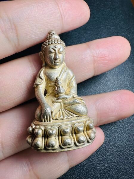 【2551年药师庙督造的药师佛】 纯金为底，璀璨生辉；纯银塑身，圣洁庄严、此期为药师庙瓦素塔为庆典甘编殿建设特别督造，法相饱满。金底象征佛光普照，庇佑阖家安康、银身寓意清净无垢，守护身心安宁。诚心诚意佩戴者不仅是为家宅招纳祥瑞，更是为自己祈愿健康长寿、灾厄消散。 殊胜版本，理事专属，限量结缘，防伪阴➕独立编号