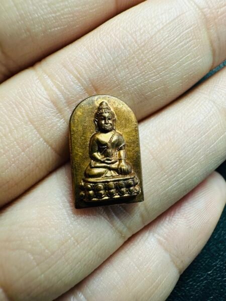 【2545年反手药师佛、mini模】此期由泰国第三军区于2545年为了纪念此军成立满百周年（2445-2545）而督造、再转交给彭士洛府的瓦帕斯玛哈塔佛寺进行正规的加持。佛牌背面为泰国皇家陆军徽、因为泰国第三军区隶属泰国皇家军队。正面为药师佛法相、但是我们稍微注意点会看到药师佛的手势是跟平日看到的所放位置是相反、意义着🉑️扭转局势，把负能量转化为正能量，祛除不好的事物，化险为夷；在竞争中可以利于不败之地