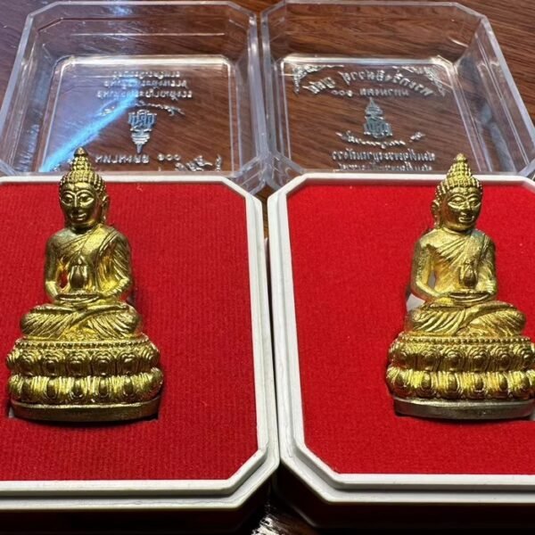 【佛历2556僧王寺招财响铃药师佛】一看到药师佛，大家都会觉得是老人带的，老人才要注意身体健康。其实药师佛有清业障，保平安健康，增福纳财。福报和业障是累计三世的，我们这一世的逆境是前世欠下的。尤其堕胎的父母，带药师佛最适合。漏洞的瓶子想要装水，首先要把底洞补上是这个道理。