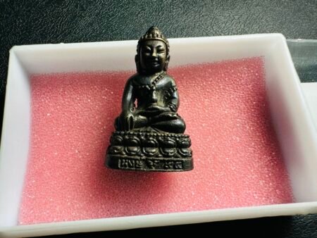 【龙婆宏2555年鸿运当头药师佛】近代第一法术僧龙婆宏（龙婆洪）；龙婆宏为素林府碧武里寺避险、招财、人缘法门宗师。近代法术界顶尖高手，龙婆洪一生严守戒律除其法术修为令当今任何人不得不折服。更让人无解的是师傅的出生日和圆寂日都是同月同日3月5日。 此期师傅在世时亲自加持！一个人不管你有多少财富，拥但是身体不健康， 业障太深重 ，都无福消受这些你所拥有所珍惜及珍贵的东西。这就是我们为什么要佩戴或者供奉药师佛的原因。对于很多达官贵人来说，药师佛就是他们的标配！对于需要增加运势上扬、身体健康都极具适合这一款药师佛。