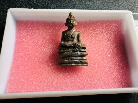 【2535年神迹帕猜瓦药师佛】 很特别的一款法相、此期分有高脚及矮脚两个模、如图为数量较少的高脚模、限量不过3500尊。当年为了庆祝瓦冬萨拉佛寺住持龙婆布通七十二岁制作的 考奥寺是泰南第一法术圣地、第二法术之地就是瓦冬萨拉寺、这寺庙好几任住持以及在这里修行的高僧都是传承考奥寺法术出身、比如当今婆谭耶、泰南顶级名师阿赞南（龙婆南）、阿赞通淘早期出家修行地也是在这里。 龙婆布通也是传承这一脉、当时加持这一期帕猜瓦特邀到加持法会的十一位高僧也都是考奥寺门下的法脉传承人。而且当天法会选择时辰也是按照考奥寺的吉日吉时于佛历2535年10月15日正值泰历的星期四,初四,十九点（这个点在考奥这一脉来说是旺财的好时间）当时刚开坛加持没多久就有像太阳光的光线从大殿殿顶上直射到圣物上、而当时已是晚上天黑、都相信这是聚集力量的反应。招财及挡险相当好。