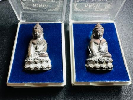 僧王寺2540年纪念僧王八十四岁生日纪念版药师佛、一直以来僧王寺及瓦素泰是全泰督造药师佛出名的寺庙，寺庙历史悠久、且均有大德高僧在寺主持。僧王寺中的佛牌圣物多由僧王主持法会并邀请泰国各名寺的师傅前来联合加持，比如这期就由泰国第19任僧王亲自带领加持。因此在泰国每次僧王寺的法会均会吸引众多的善信前来结缘，在泰国人心目中僧王寺的圣物非常神圣。药师佛功德利益主益健康方面、祛除疾病、生活美满、招财进宝、衣食无忧。人人都适合佩戴、健康人人都需要，泰国成功人士最为喜爱的圣物法相也是药师佛，毕竟身体好健康才是真的好。