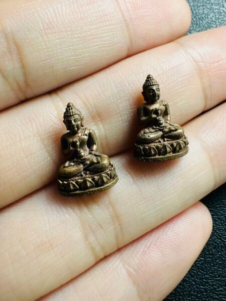 【曼谷玛哈泰寺2522年帕猜瓦药师佛】mini模、以莲花为底座手持药罐的独特造型，展现出令人看着很舒服的神奇魅力！药师佛佛不仅具有治愈众生内心贪、瞋、痴的能力，还能消除身体疾病带来的痛苦，因此成为佛教信徒祈求消灾延寿的主要本尊佛。