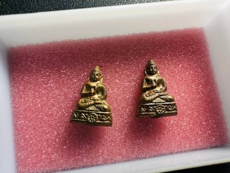 【龙婆哲兰2511年帕猜瓦药师佛】师傅作为僧咖里精通禅坐出名的其一高僧，很多短期修行的信徒都会选择去师傅寺庙，这里有完整的禅坐体系。所以来的人十分多，都得提前去登记报名。师傅童年时像普通小朋友一样上学，中学时师傅的父亲很想师傅选择警察为职业,但就在师傅1个月内的候补警官生活中, 师傅突然放弃当警察这职业并开始找寻平静的生活，於佛历2491年决定出家为僧并受戒于Wat Bhromburi, 并开始跟随不同名师学习禅定,打坐法门. 与此同时师傅开始研究及阅览经文,经咒.-佛历2491在Wat Bhromburi修习戒律-佛历2493在Wat Nong Bho 跟随龙婆登学习禅定法门-佛历2494在Wat Asokaram 跟随龙婆利学习禅定, 打坐法门-佛历2495在Wat Na Tang Nork 跟随龙婆钟学习炼制圣物及咒语,经文法门作为禅修导师，小小模一尊底座带有人缘圣粉；可助心神安宁、驱除霉运缓解疼痛保佑健康，人缘旺盛。