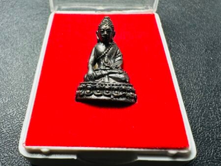 法迈传承很好的一期药师佛、这一期制作及加持的师傅都是有联系着山卡来培法脉的。象庙的前任老主持是从瓦素塔来的 。山卡拉培2484最经典的传说可以切断彩虹的那期天价药师佛老主持也有参与 。 后来受到邀请就来到象庙打理寺庙庙务、于师傅的波罗蜜将寺庙越修越大越好、从一个不为人知的小庙成了家喻户晓金碧辉煌大庙。所以象庙一直至今的住持以来所督造的药师佛都是代代相传此法脉在当地相当受佛牌收藏者的追捧。消除灾障，同时还可治身病，使获健康；身心安乐；物资眷属丰足。