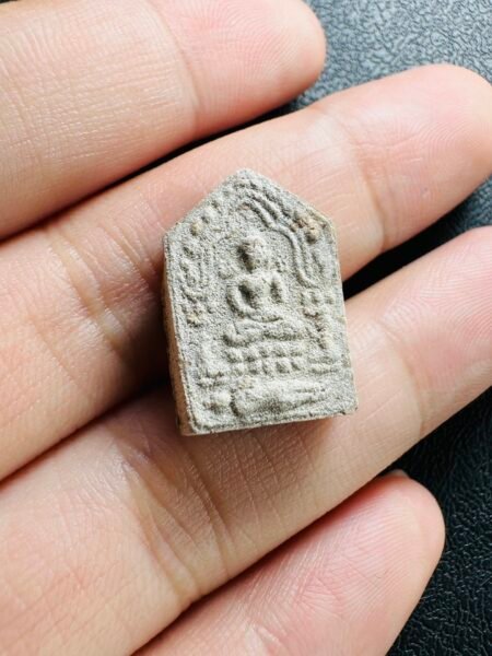 2561 年哥锡铁大富豪·异性思念不断派坤平：神秘而强大的魅力圣物 2561 年哥锡铁大富豪·异性思念不断派坤平，这是一件极具传奇色彩的圣物。在原庙盒子上明确记载，它于 2561 年 4 月 28 日由 Wat Khuan Kiam 的龙婆猜查亚加持，并且在 2561 年 4 月 29 日再次入阿赞益举办的拜师阿赞丰法会接受加持。 阿赞益作为享誉泰国的人缘至尊白衣法师阿赞丰的嫡传第三代白衣，继承了阿赞丰整个派系的所有法门，是当之无愧的泰国顶级人缘术大师。他不仅是泰皇御用的白衣法师，还是皇家顾问团成员之一，曾为泰九世皇测算国事，其法力在整个亚泰地区都备受赞誉，还曾一度被许多国家的信众盛情邀请。 派坤平的背面含有吴锦溪仙法坛的香、庙印以及宝石，限量督造 9999 尊，极为珍贵。拥有它，能让人有钱有桃花，魅力大增，异性缘大旺。 这样一尊融合了多位大师加持和珍贵元素的派坤平，无疑成为了众多信众追求魅力与好运的心仪之选。