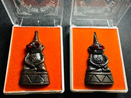 【龙婆洛2561年心想事成拍婴】 由当今在世素林府瓦寇宫寺龙婆洛收集的老料于佛历2561年制作加持，在去年我们有亲自驾车去师傅寺庙要请这一期、正好那天师傅有事外出不在庙里就问柜台的龙批、他说我们来的太迟了、当时还没出庙只是开放预定就全没了，龙批本来自留的一尊又被马来的弟子求走了。直到最近在曼谷这边的大哥手里收到了几尊、有点激动！龙婆洛的人缘法门真的是极致、所以看到出的符管、人缘膏、这些人缘类圣物要在庙里头能结缘到、一定要踩点对上开放预定的时间才会给碰上，不然全都得花时间在市场上去找。 由于是正法加持无阴料、很多人都敢玩敢佩戴来增加个人的好运、求事求人帮助都容易达成，故师傅叫他心想事成。