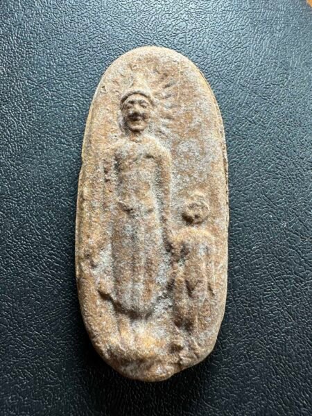 佛历2550年坤平牵古曼🙏🏻前后五大场法会加持出来的坤平。体验不一样的派古曼！让你感受到灵感及招财的效果吧！瓦宽娜给 坤平派古曼 2550年1、以2506年第一期坤平剩余的（派古曼粉）为主要材料及南部地区古老法本所记载的200多种弯料，圣土及圣粉。2、由 婆潭恩 瓦邦念，婆潭乔 瓦惠ngok，帕阿赞欧的 瓦塞麦 以及很多高僧 进行三天三夜的开光加持仪式方可圆满。3、关于此派古曼想必大家只想到泰中龙普添派古曼，龙婆爹等但是当下但这坤平的派粉又是一个传奇故事！4、当年婆潭盛在定中观到七天后会有一具小男孩的尸体漂流到寺院后方，而小男孩也陆续托梦给师父祈求师父超渡他。七天后果然寺院后方捞出一具尸体！师父为他超渡后，小男孩希望能用他的骨灰来帮助更多人，使他早日功德圆满，得生善趣；师父听完祈求便同意把尸体火化然后炼制成（派古曼粉）。5、佩戴此坤平除了正常的人缘，招财效果，还可以增强自己的第六感。让配戴者做事更加谨慎！适合投资者，理财专家，及一些有选择困难症的朋友们配戴！6、人缘好自然没小人，所以此坤平也可防范不好的人对我们的伤害！