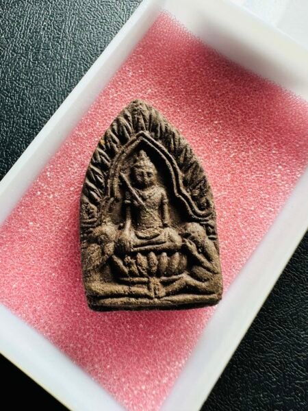 【古巴曼诺蓬2566年金花湾多通坤平】在当地号称一旦拥有、就别无所求的坤平，结合了师傅两大擅长的招财人缘法门；材料上师傅是采用了金花湾多通入制、这一种珍贵湾料不用加持都是自带极强的超级人缘魅力的功效，比如僧人瓦拉涵莱寺坤平王龙婆添、还有阿赞并所制作的坤平都有入这个湾料金花湾多通Wan Dok Thong。“湾”来自泰语ว่าน是指一种植物或者一种花。“多通”在泰语里暗指有魅力的女人、人缘好异性缘好异性多，而从泰语字面直译即金花、到哪里都受同性异性的受欢迎和拥护、所以在很多人缘油、人缘膏里或者关于人缘一类的法物都是最受捧的不可缺的材料。师傅这一期还有一特别之处就是坤平背宝刀寓意杀敌四方、打败对手、铲妖除魔、坏人不靠近。功效十分均衡融合的坤平；纯纯的植物料无任何阴料。强力增加魅力，吸引同性异性使对方难以忘怀，人缘旺盛客户不断、从而提升开单率买卖不断、财运增加。同时让你喜欢的人对自己有欲望、大旺桃花吸引异性 ，让爱情顺利，情财双收。