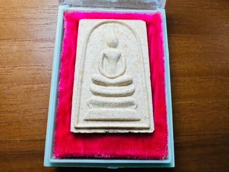 第十九任僧王苏瓦塔那摩诃长老2523年崇迪、很多书籍都有记载的一期崇迪。在世之时对世界佛教乃至全球各宗教的交流与和谐都有重大奉献。台湾心道法师在僧王百岁圆寂时表示:苏瓦塔那摩诃长老的严谨与慈悲,将会永留人间,为南传佛教未来的发展带来光明指引。苏瓦塔那摩诃长老14岁出家,20岁受比丘具足戒,75岁被泰国国王授封为第19世僧王“颂德佛宁那山姆柏拉尊长”。随后创办泰国第一所佛教大学,并创办“泰国佛教弘法国外的比丘训练学院”。智护尊者颂得帕耶纳桑文在佛教教育、慈善、文化三方面均有极大贡献,特别在教育方面,对佛教能在泰国全国深耕发展,及推行佛法于全世界均有重大成就。此期为师傅亲自加持的一期崇迪、有着有求必应之说。