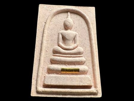 【龙婆卡贤2535年加持的崇迪】督造于曼谷华喃蓬寺;正面崇迪佛背面是泰国五世王朱拉隆功大帝;由于深受人民爱戴,在治国理政、造福人民方面颇有皇室风度,故广大人民称他为 “伟大的先帝” 。很多寺庙会以他的肖像加入到佛牌中、以此来纪念这位伟大的先帝。崇迪佛是泰国佛教中最受尊崇的佛牌之一、被认为是具有神奇力量的佛牌。具有保平安、消灾解难、招财进宝等神奇力量。因此许多人都相信佩戴崇迪佛可以给自己带来好运和幸福。