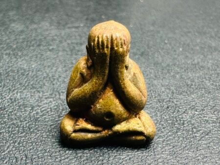龙普票2563年第一期开运避煞必达 很传统而不失美感的必达佛,每一尊都保持着当时寺庙铸融脱模后的原版。龙普票在外网还是很少有科普到、师傅今年已八十八岁、是泰南已圆寂顶级名师瓦东萨拉寺阿赞南的徒孙也是瓦考奥寺阿赞班的弟子。化煞开运、挡是非、小人坏人不近身。