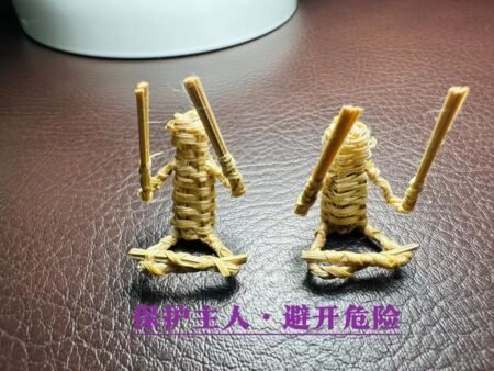 我们都有朋友，他们或许正经历着走夜路时的恐惧，或许被频繁的噩梦所困扰，鬼压床又或许常有小人在暗处作祟，可以安排上老师的这一款魂魄勇保镖。 这期是古巴九级2567年拜师法会刚加持出来、法相是双手持棍、能打能斗、由于是师傅跟徒弟共同手工编织出来，数量也不大、法会上来的信徒也多、我们有幸结缘到了不对，应该是抢到了几尊。对于常做噩梦的朋友来说，每一个夜晚真的是一场心灵的折磨。噩梦🉑说如恶魔般纠缠，在睡梦中也不得安宁，有了魂魄勇保镖神器，它就像一位忠诚的伙伴，时刻陪伴在侧、能在光芒的魂魄勇守护下变得安全。