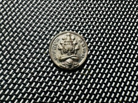 【2549年星盘榜巴干必达】小模才1.7cm阿柏架 对于本命年、犯太岁年流年不利的除了我们周知的拉祜天神、泽度金个别的针对性转运法器外、这里介绍一款别于其它款必达，大小合适只有一泰铢硬币大小,噶莱银材质 星盘榜巴干必达背面有12星座组成的莲花盘符文、南无普他亚五方佛的缩写版经文及有nin nam lom fai （土、水、风、火）等等。“能造四大”相扣、在圆觉经载，“能造四大”即四大皆空、乃指由土、水、风、火四大和合而成之人身；很好的诠释此圣物的暗寓。 而正面榜巴干必达坐骑拉祜天神，也是最好的象征转运牌。加持上一点都不逊色；在同年入了三场法会、第一次在泽度金之乡那空丝坛玛喇的城皇庙、第二次是在泽度金原庙的大塔寺随着年份来供斋僧2549位出家僧人，圆满了佛法僧三样的祈福。最后一次在司坛玛兰的屈南帕阳佛寺由泽度金名师龙耐和及他十六位高僧再次加持。功德上主转运、绝处逢生、消除水逆、可许愿、大旺运势。