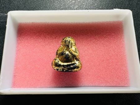 【龙普堪2530年皇帝必达】权财双收、天赐鸿运必达。龙普堪大师2530年皇帝必达乃泰国佛牌传奇之作！以珍贵湾料圣粉为核心，凝聚百年招财法门，外覆金箔双重加持，象征内外丰盈，金银满仓，助佩戴者横扫事业阻碍，官禄亨通，财库暴涨！ 帝王经文注入，破除小人，提升领袖气场，职场升迁、生意谈判无往不利！ 财源如流水、金箔裹身，催动八方偏财，生意人、投资者必备，存款翻倍。