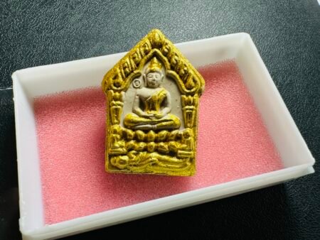 龙婆姜“所向披靡”坤平。加持于佛历2⃣️5⃣️5⃣️0⃣️年、对于师傅的很多圣物内行人士一看就知道都是师傅自己制作、所以看上去没有那么精致、但每一尊都是师傅携自己的出家弟子们一起纯手工压制、故督造量不大 ;这也是师傅的圣物反馈很好的其一原因。此期为师傅的招牌作品、背面是成名之作哈努曼战神、可帮助减少人际事端,凡事助一臂之力,事业上战无不胜,情场上如鱼得水,提升整体运势。