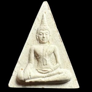 龙婆培2⃣️5⃣️4⃣️2⃣️年南帕亚女王佛南帕亚作为五大古佛之一、几乎全泰的每座寺庙都有督造给信徒结缘、那么多款式如何选择好呢、可以从名师或者师承迈系的高僧制作作为入手都会很不错。龙婆培有着“第二代崇迪王”之美称、是瓦匹坤通佛寺的前任主持，所督造的崇迪在挡险平安、名气、转运方面颇有口碑、很多国内明星都有佩戴师傅圣物、比如我们熟悉的成龙大哥都有佩戴师傅的崇迪、曾多次助化险为夷。师傅此期粉质南帕亚着重功德利益保平安、提升名气、增加领导力及管理能力，让同行业者臣服，下属支持，易得到领导赏识，贵人相